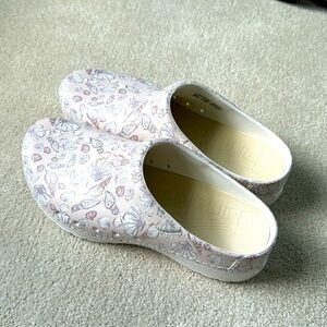 Brand new Dansko KANE Sea Shells EVA Clogs size 41